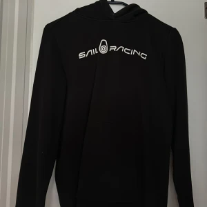 Sail Racing hoodie, strl S - säljer min sail racing hoodie som är i fint skick men för liten, inte använd så mycket så det syns knappt att den är använd