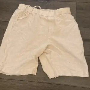 Säljer ett par shorts som nästan aldrig är använda alltså i nyskick! Köpta från zara och är i färgen beige. Stl M. Pris 249! Köp skjorta få de billigare 