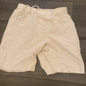 Linne shorts  - Säljer ett par shorts som nästan aldrig är använda alltså i nyskick! Köpta från zara och är i färgen beige. Stl M. Pris 249! Köp skjorta få de billigare 