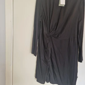 Helt ny klänning från H&M i storlek 46 - Helt ny klänning från H&M i storlek 46