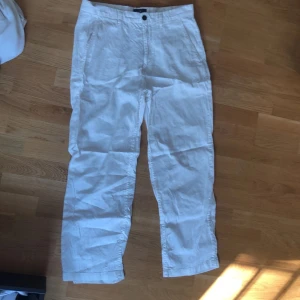 Linnebyxor - Linne byxor relaxed fit ifrån HM. Storlek 34. Köptes för runt 350kr. Perfekt skick och inga defekter.