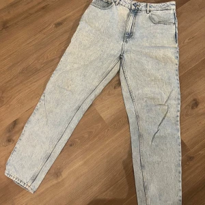 Boss jeans - Snygga boss jeans i väldigt bra skick, sparsamt använda. ”Mom jeans modell” och varken för vida eller för tighta, jag har tyvärr växt ur de så de kommer inte till användning.