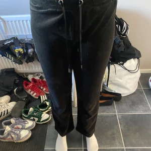 Svarta mjukisbyxor  - Svarta mjukisbyxor med raka ben.