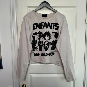 ERD långärmad och croppad T shirt - Långärmad t shirt från Enfantes Riches Deprimes.   Varsamt använd och snygg snygg snygg