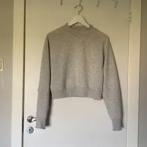 Grå långärmad turtle neck tröja i storlek Xs. Tröjan är ifrån H&M. Tygets konstistens är lite svårt att förklara men man skulle kunna säga att det är ett rejälare tyg som upplevs som svalt då tyget inuti är lite ”glansigt”. Mycket fin och skön tröja💗