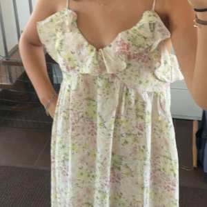 Klänning - Säljer nu min suuupersöta långklänning från HM som är använd endast en gång så i toppenskick. Storlek S. Super eftertraktad modell som inte säljs längre💘🫶
