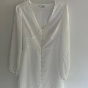 Miniklänning vit Nelly - Vit miniklänning från Nelly, storlek xs, använd 1 gång