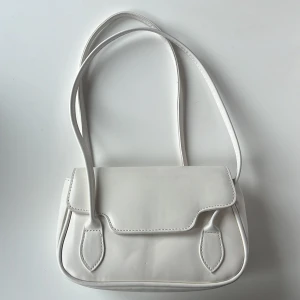 Vit miniväska - Vit miniväska med innerfack.