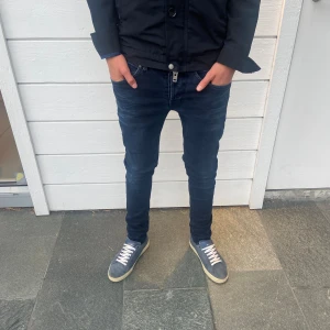 Dondup Jeans George  - Säljer nu dessa riktigt feta mörkblå dondup George jeans som är i väldigt bra skick, skriv för fler frågor o funderingar🙌🏼