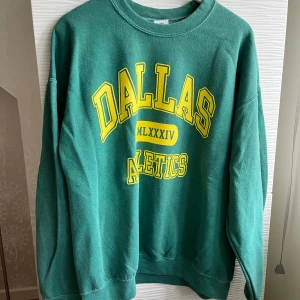 Tröja från Urban Outfitters - Fräsch tröja från Urban Outfitters i en skön grön färg. Minimalt använd. Storlek M herrmodell Loose fit