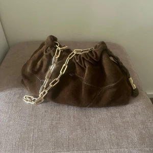 Handväska - Superfin väska i bra kvalitet från ba&sh, nypris 3500