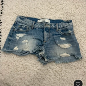 abercrombie and fitch shorts - säljer de här jätte fina lågmidjade abercrombie & fitch jeansshortsen för att de inte kommer till användning, helt nya❤️ 