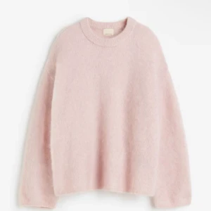 Stickad tröja - Säljer min fina slutsålda mohair tröja ifrån hm 💕i jättebra skick 