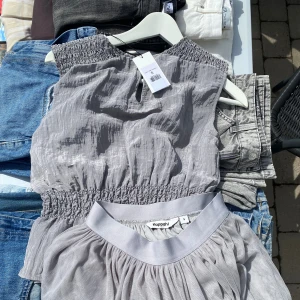 Kjol och tröja - Perfekt att ha nu på sommaren, helt nya 