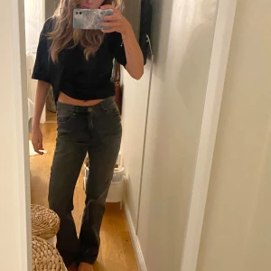Gråa jeans - Mid waist gråa jeans Passar mig som är 1,66 m Innerbenslängd 78 cm & midja 37 cm
