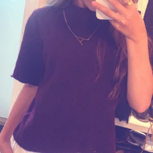 Jätte snygg stickad tröja🙌💋 - Tröjan e i bra skick och har nästan aldrig använt!! Tröjan passar Xxs,xs,s och M, men man kan säga att de är strlk S typ!!❤️ original pris är runt 400🙌