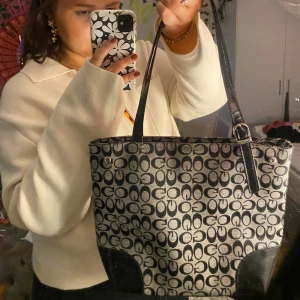 Axelväska 🙌 - Snygg axelremsväska 😻köpt second hand men kommer inte till användning.