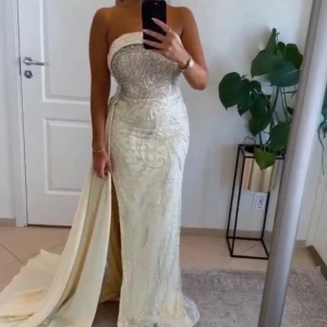 Festklänning - Jätte fin festklänning i färgen ljus gul.  Endast använd en gång. Måtten är: Waist 69 Hip 70/100 Chest. 90