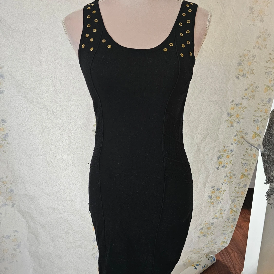 Svart klänning med nitar