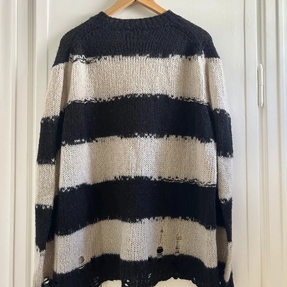 Sweater I storlek L (oversized) Försiktigt använd och i bra skick. Tröjor & Koftor.