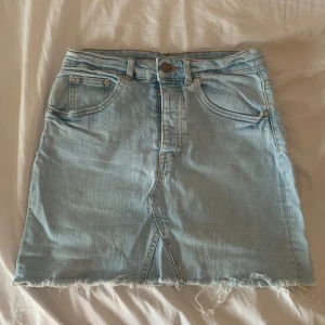Jeanskjol - Säljer denna jeanskjolen i begagnat skick från Gina Tricot 🤍