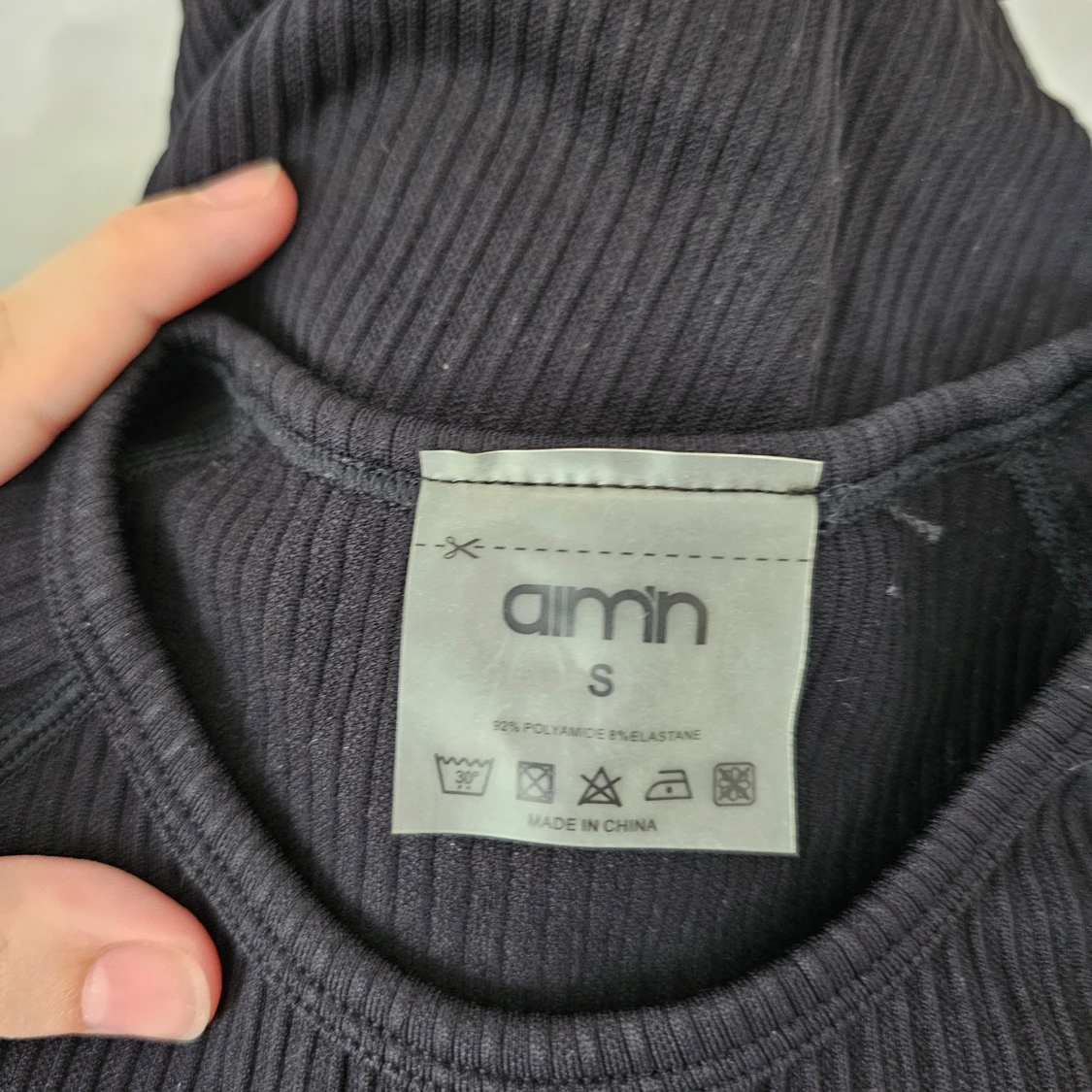 Svart ribbad croppad topp från amn - 91