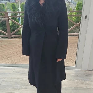 Mango Kappa - Hej säljer denna dina fina svarta vinter kappan ifrån Mango i Storlek (M). Skick 9/10, inga defekter. tveka inte på att höra av dig vid funderingar eller frågor.