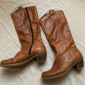 Bruna boots - Ett par bruna boots från Rieker i storlek 38 men passar mig som har 39. Köpta second hand men är i väldigt gott skick😇