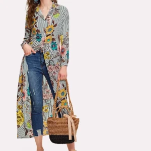 Lång fin blus  - Blommiga Blus, liknar klänning mkt bra skick 