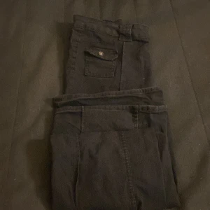 Bootcuts från H&M - Bootcut byxor med bra kvalite och små fickor ❤️