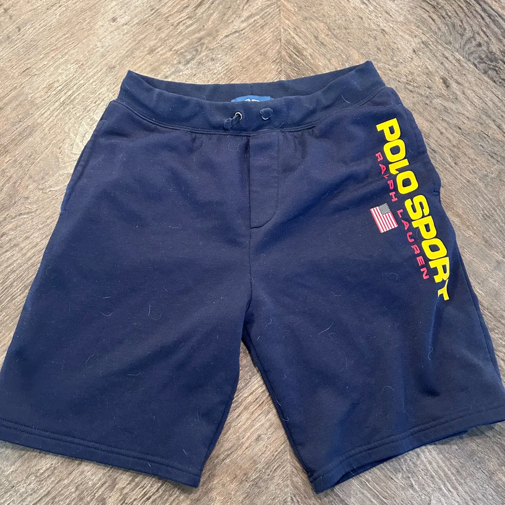 Säljer dessa snygga shorts från polo då dom inte passar längre! Köpt ny för cirka 1000kr. Inga defekter! Hör va er vid minsta fråga!🤩. Shorts.