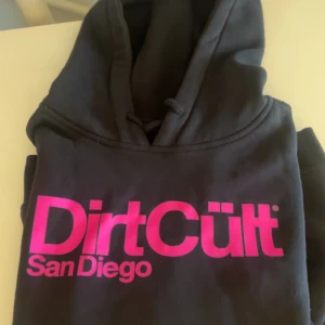 DirtCült hoodie - Svart Dirtcült hoodie med rosa text,använt skick