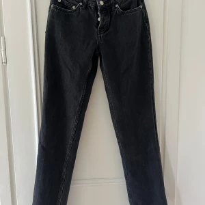 Lågmidjade jeans stl: xs  - Svart/ gråa lågmidjade jeans från lager 157, dom är raka i modellen, super fint skick, storlek xs.
