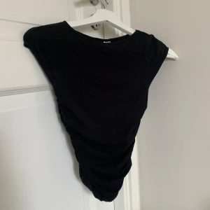 Soft scrunch topp - Säljer denna svarta soft scrunch toppen då den inte används. Den är helt ny, bara provad😊 den är från h&m men är väldigt lik soft scrunch toppen från Gina! Nypris är nog 99kr