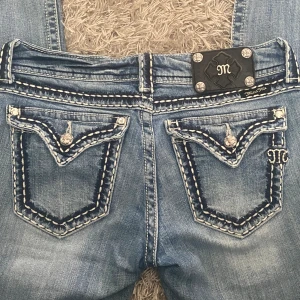 Miss me jeans - Jättefina detaljer i bootcut, passar mig som är 160cm, köpt för 1000kr men säljer nypris, skriv för fler bilder eller undringar.