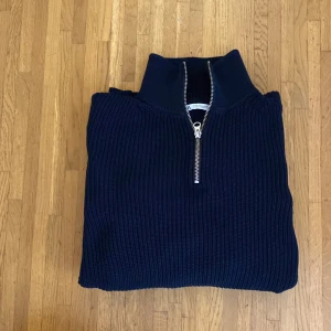 Marinblå halfzip tröja - Stickad halfzip tröja i nyskick