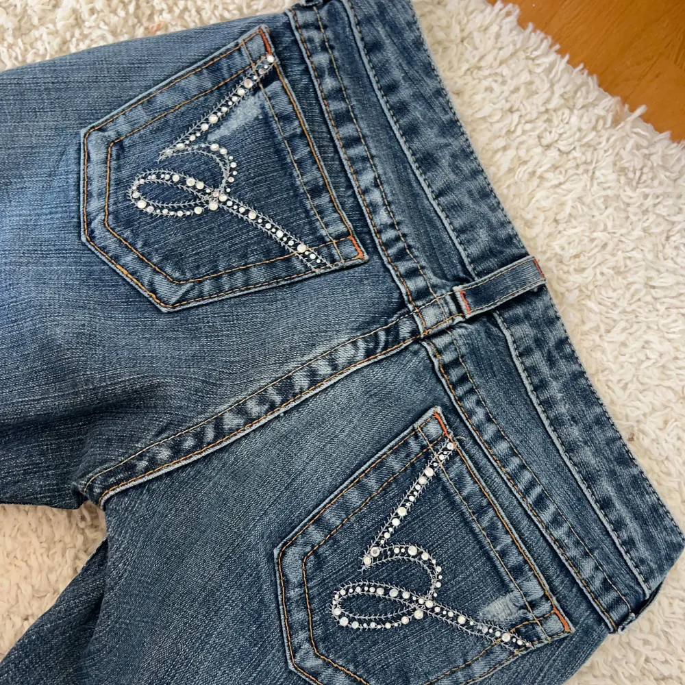 2000s Jeans från bebe, super skick. Storlek 28. Något små i storleken. Innerbenslängd:77 midjemått: 37-39x2kommer inte gå ner i pris. Jeansen har högt värde. köp sker via köp nu, jag postar inom 24h. Kvar tills markerad såld . Jeans & Byxor.