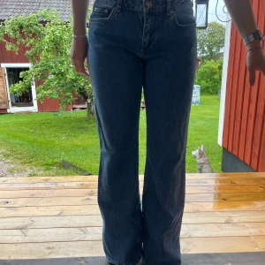 Jeans  - Ett par helt oanvända jeans från NA-KD, svin snygga har inga tecken på användning alls🩷💗