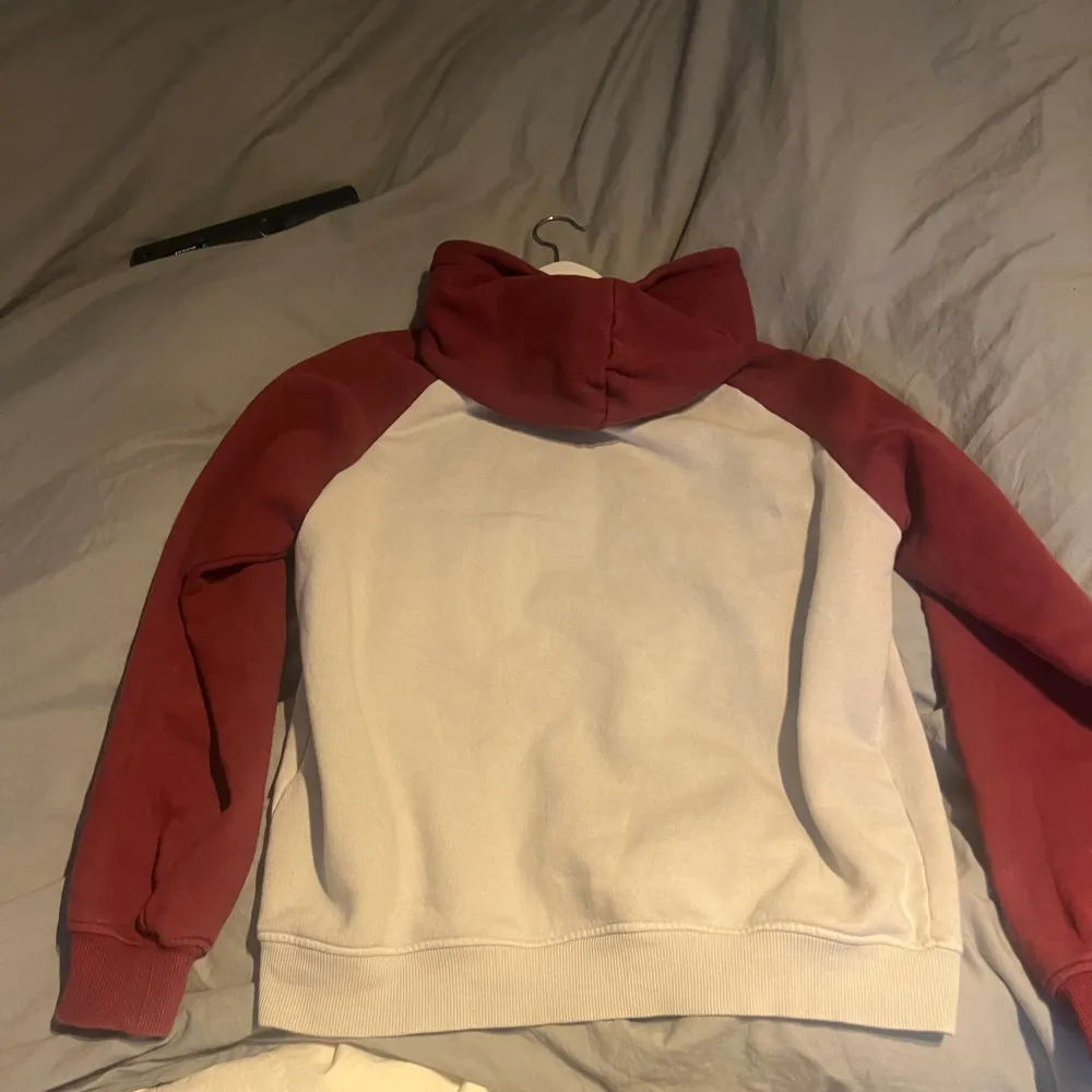 Använd SikSilk Hoodie storlek M. Färg röd och vit. Finns byxor till så skriv kan man lösa en deal för båda. Mvh.. Hoodies.