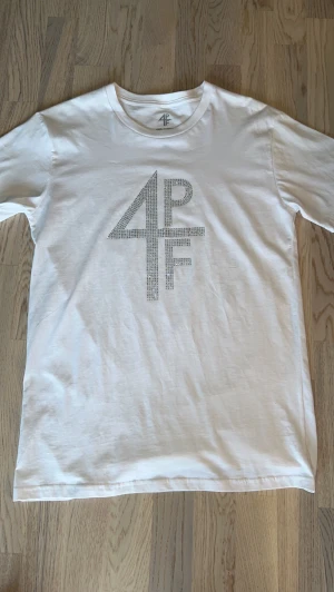 4pf Lil Baby t shirt - Rapparen Lil Babys label nervig size M  vit t shirt riktigt bra kvalite med rhinestones som passar perfekt till sommaren.
