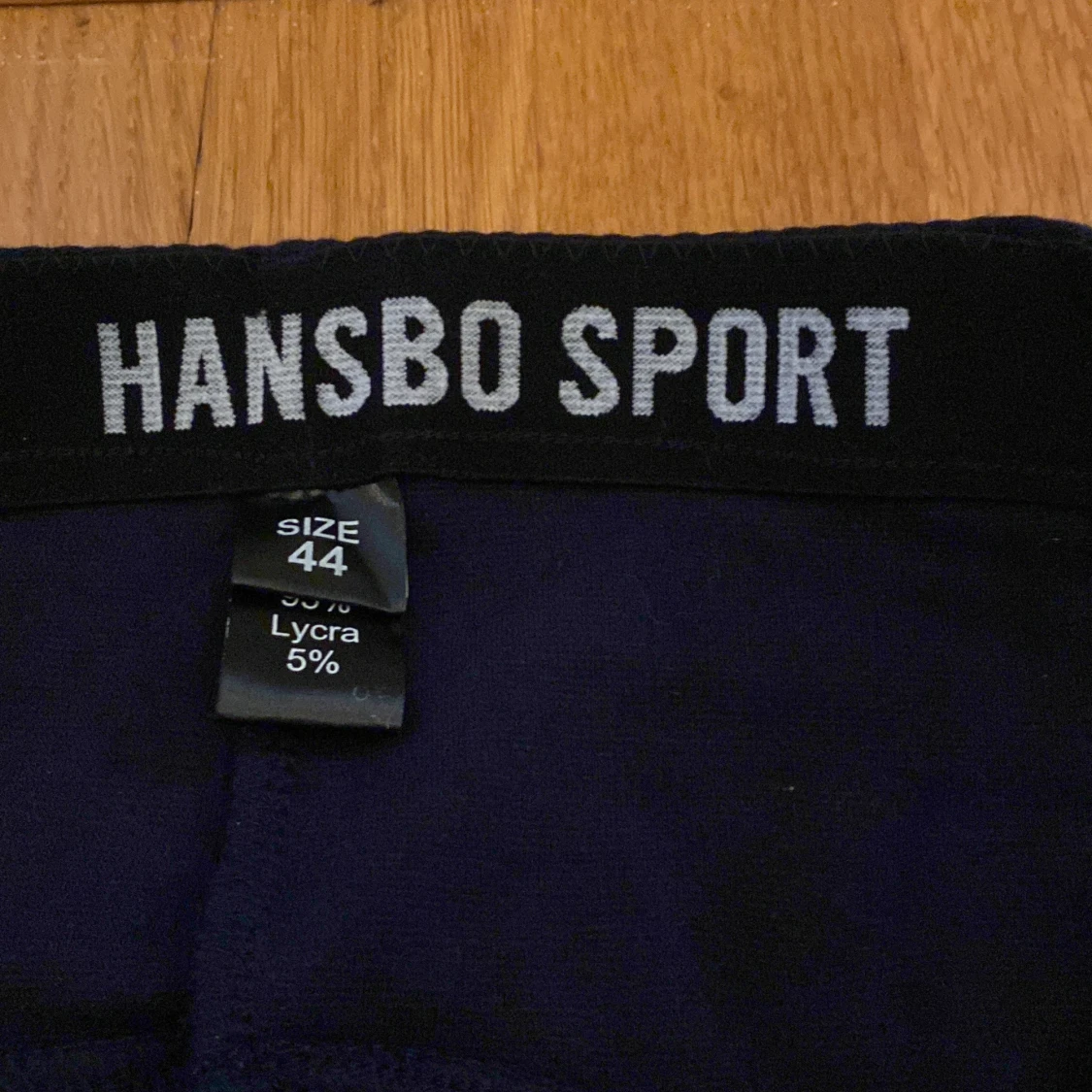 Tre par oanvända ridbyxor med lapp. - 90