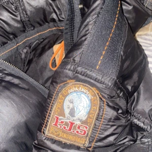 Parajumper jacka  - Hyfsat fint skick!  St:S  Lite små slitage på armarna varav ett är hål som är lagat! Fick inte plats me alla bilder så kontakta mig så skickar ja bild på allt!  