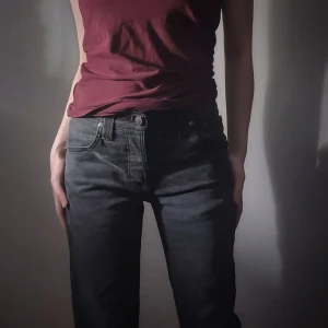 Jeans - Säljer mina vintage Nudie Jeans. Otroligt sköna denim jeans i fint skick.  98% Cotton, Storlek: S. Fina knapp detaljer framtil och mönster på bak fickorna. Passar mig som är 153 cm,  har klippt dem för att passa min längd.  