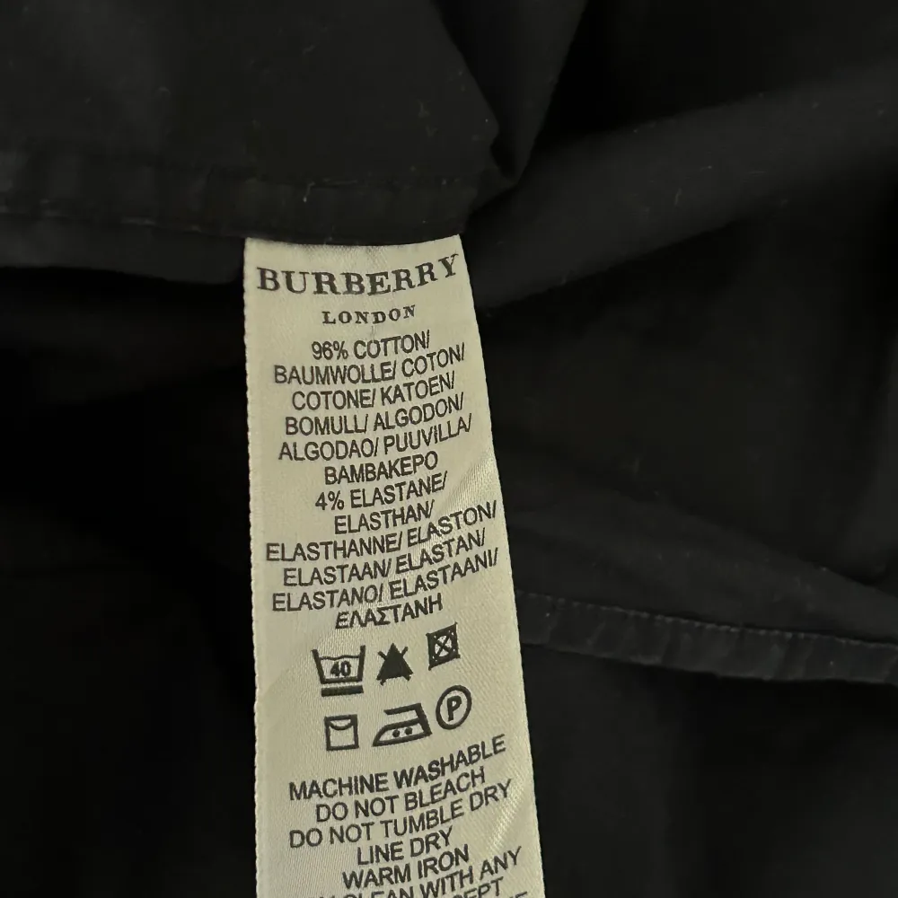 Burberry skjorta size S, bara använd ett par gånger. Säljer på grund av att den inte längre passar mig.. Skjortor.