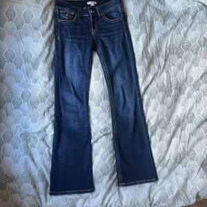 Superfina low waist jeans i mörkblå från Gina Young, storlek 158. Ny pris 349kr, mitt pris 199kr men kan diskuteras!❤️