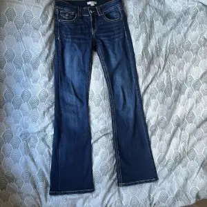 Superfina low waist jeans i mörkblå från Gina Young, storlek 158. Ny pris 349kr, mitt pris 199kr men kan diskuteras!❤️