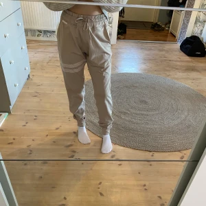 Träningsbyxor  - Aldrig använt så dem är i nyskick. Pris lappen är kvar. 