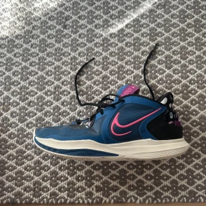 Kyrie 5 Low storlek 46 - Jag säljer mina Kyries för att jag inte använder dem längre. Box ingår! Ställ frågor om ni undrar något!