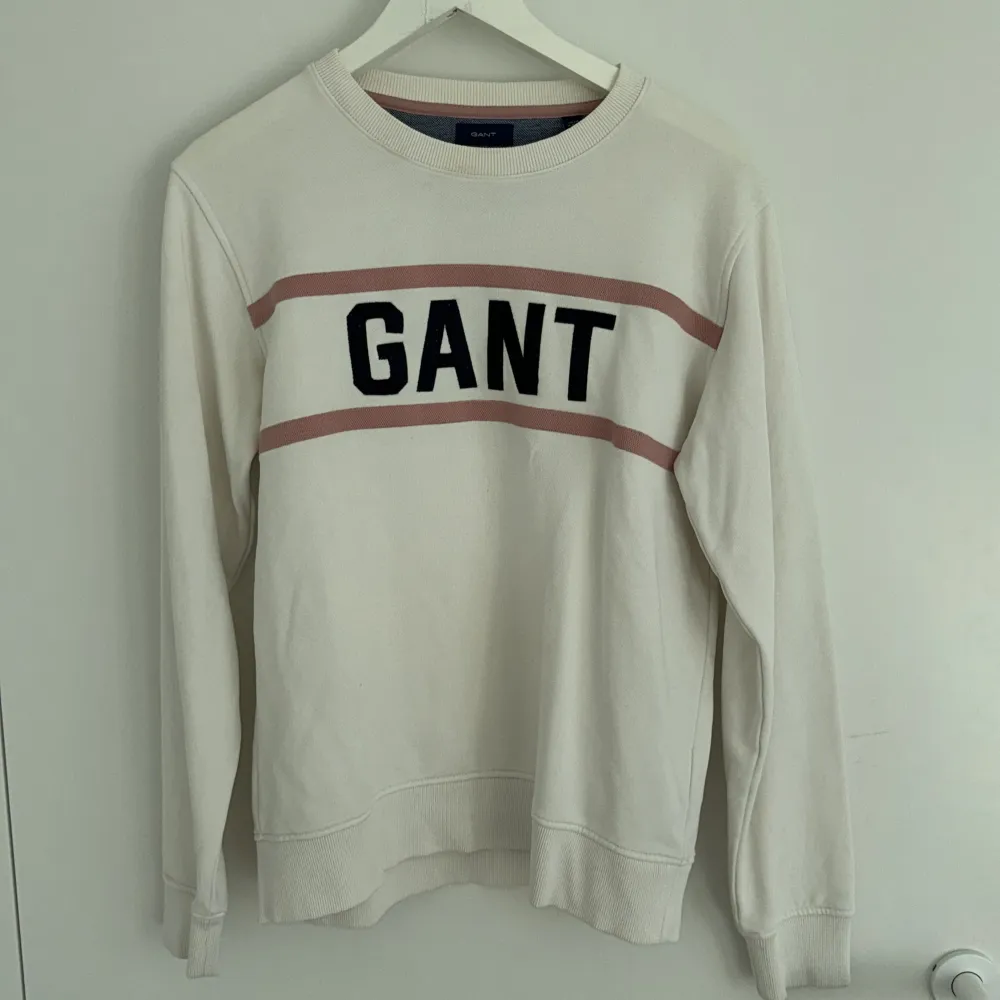 Skön och enkel sweatshirt i fint skick. . Neuletakit & Villapaidat.