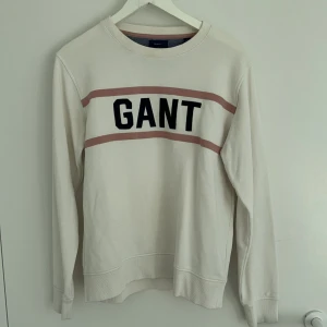 Sweatshirt från Gant - Skön och enkel sweatshirt i fint skick. 